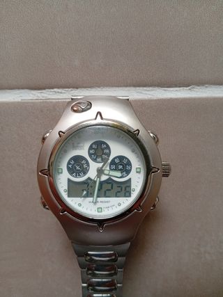 Reloj nuevo con pila nueva.