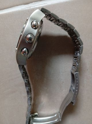 Reloj nuevo con pila nueva.