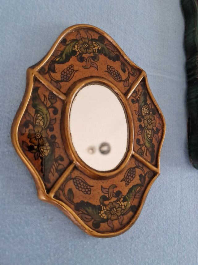 Espejos decorativos dorados y marco foto verde.