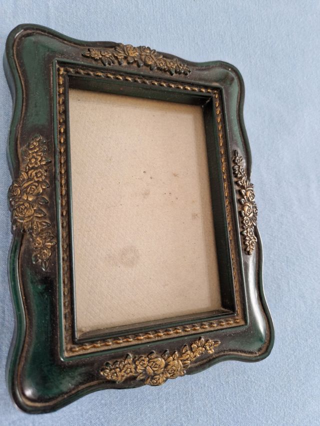 Espejos decorativos dorados y marco foto verde.