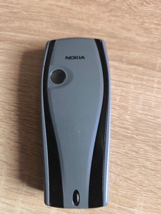 Teléfono Nokia 7250 sin cargador