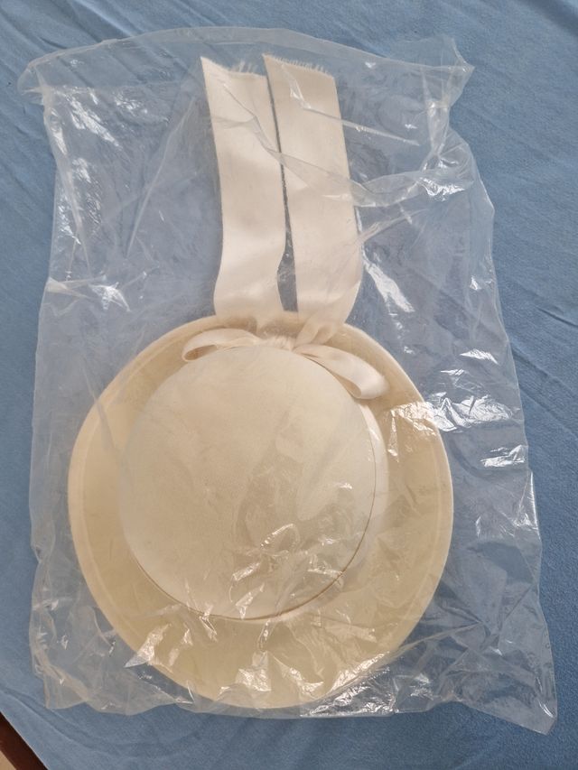 Sombrero niña beige.