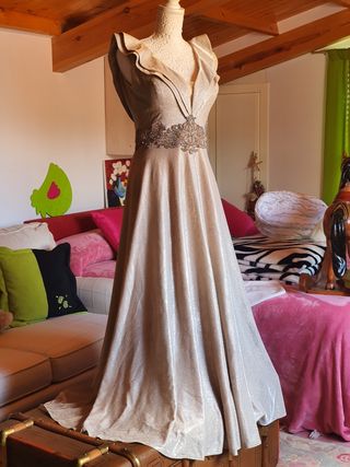 Precioso vestido de ceremonia.