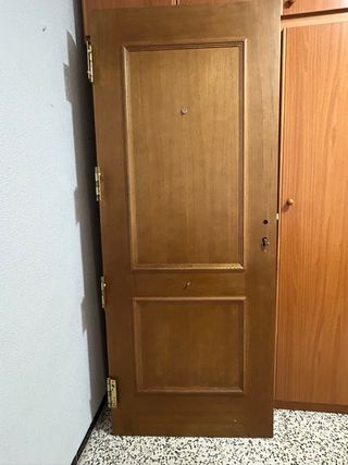 Puerta brindada de madera maciza
