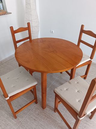 Mesa y 4 sillas