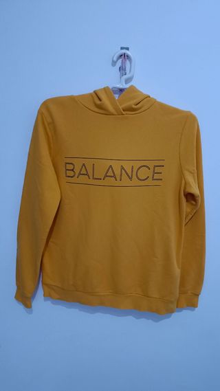Sudadera amarilla con capucha