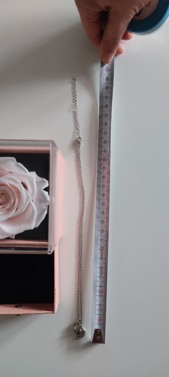 Caja con rosa preservada y colgante