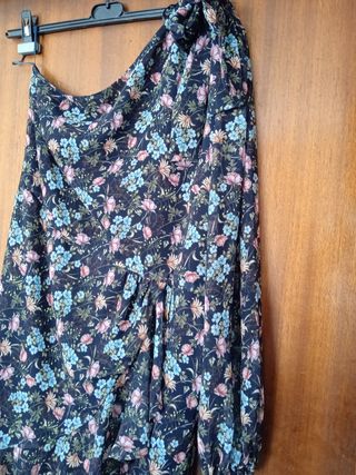 Vestido floral asimétrico