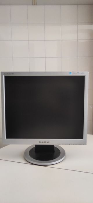 SE VENDE PANTALLA SAMSUNG 17"PLATA, NO FUNCIONA.
