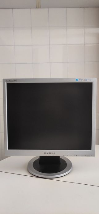 SE VENDE PANTALLA SAMSUNG 17"PLATA, NO FUNCIONA.