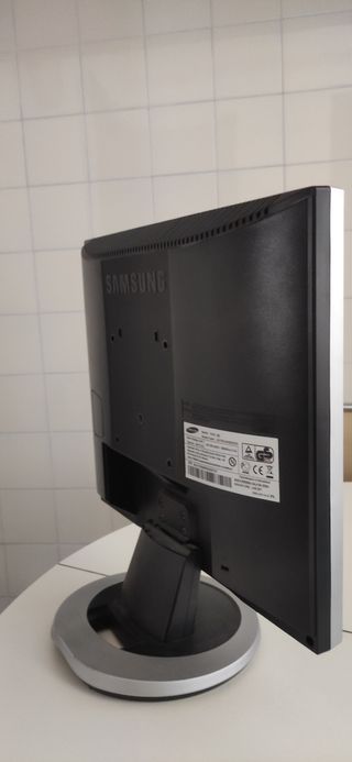 SE VENDE PANTALLA SAMSUNG 17"PLATA, NO FUNCIONA.