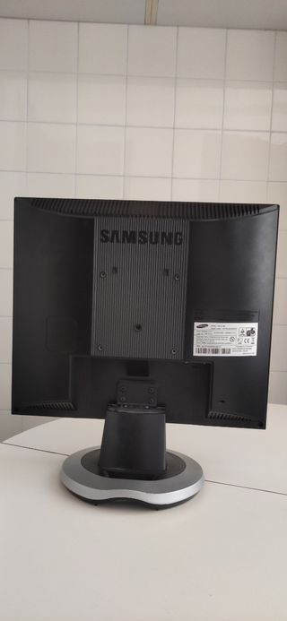 SE VENDE PANTALLA SAMSUNG 17"PLATA, NO FUNCIONA.