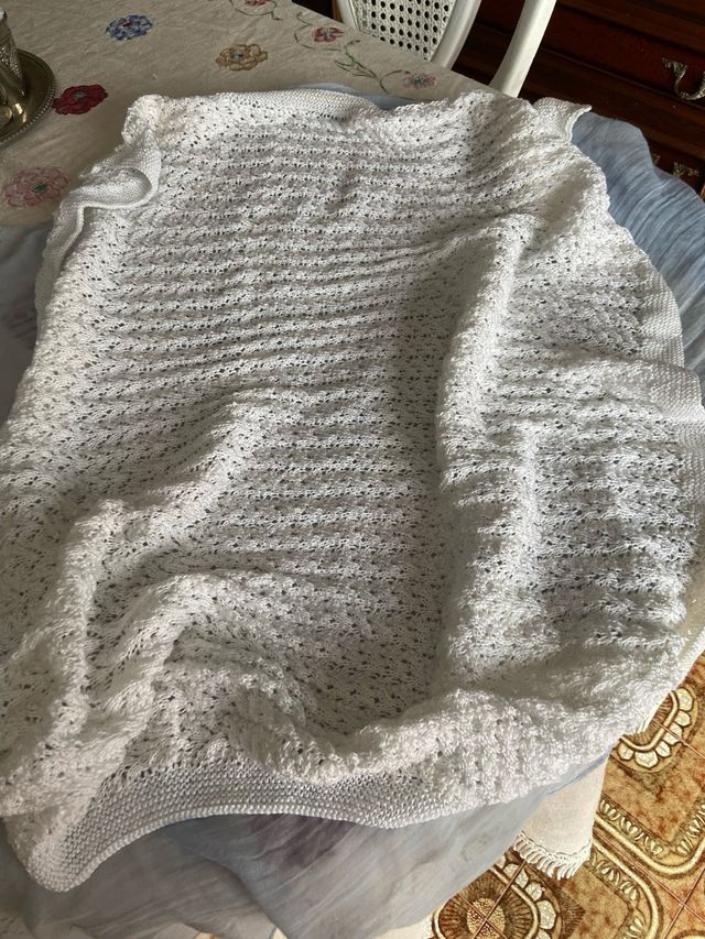 Mantón bebé, tejido a mano
