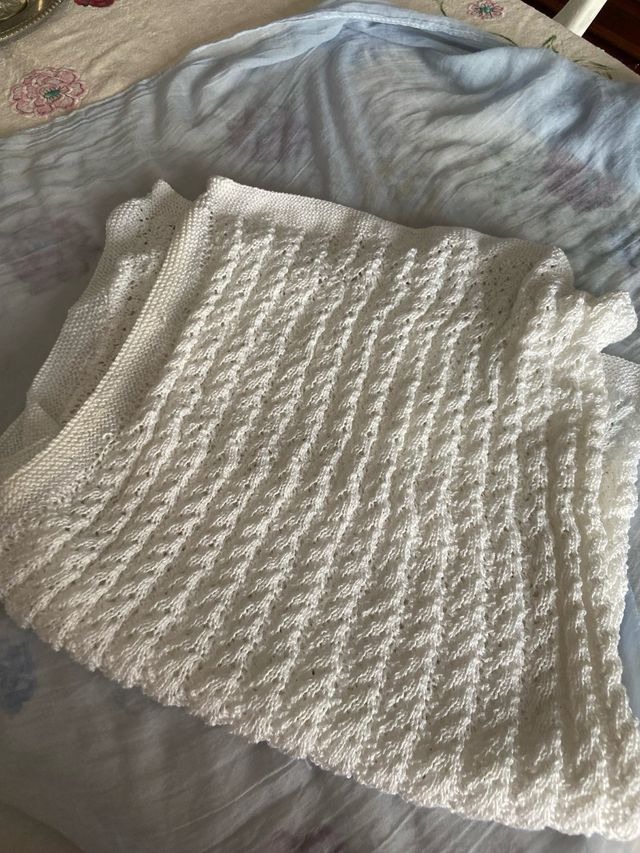 Mantón bebé, tejido a mano