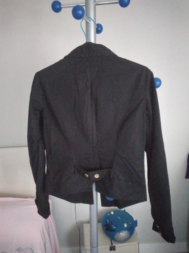 Chaqueta negra entretiempo