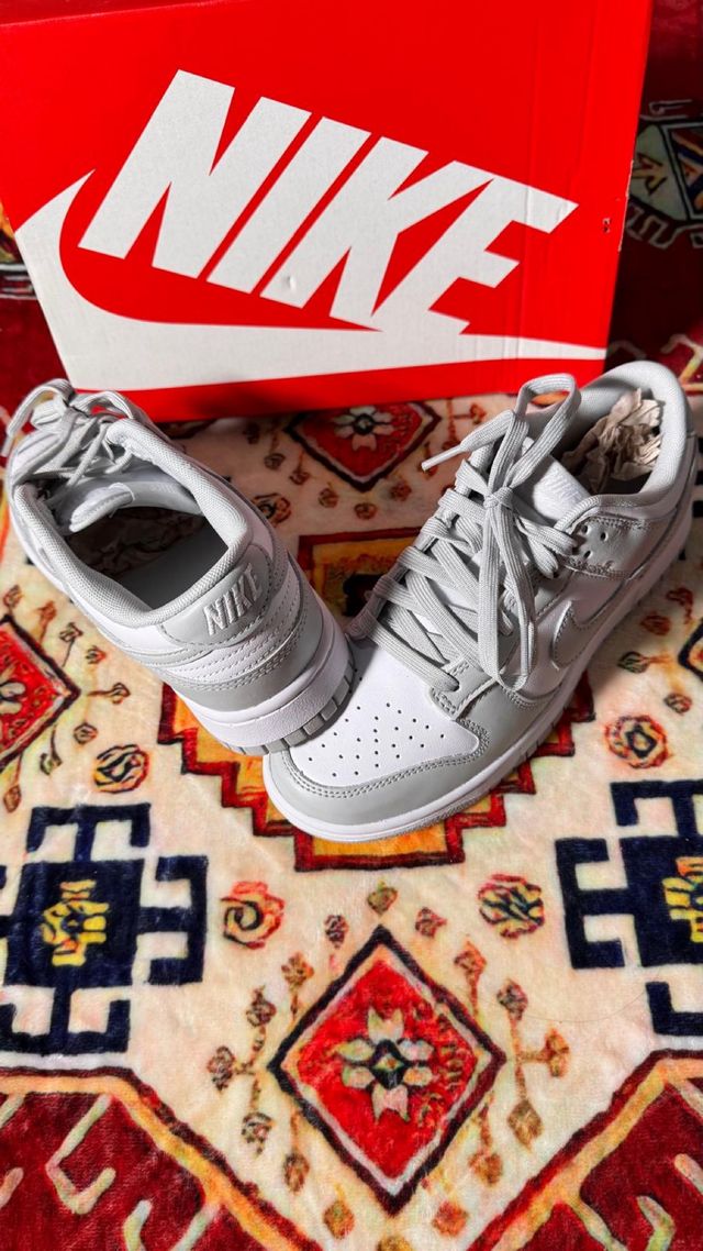 Nike Dunk Low grises y blancas