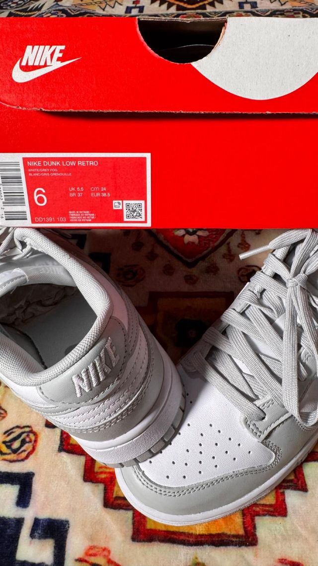 Nike Dunk Low grises y blancas