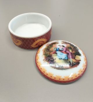 Scatolina rotonda in porcellana