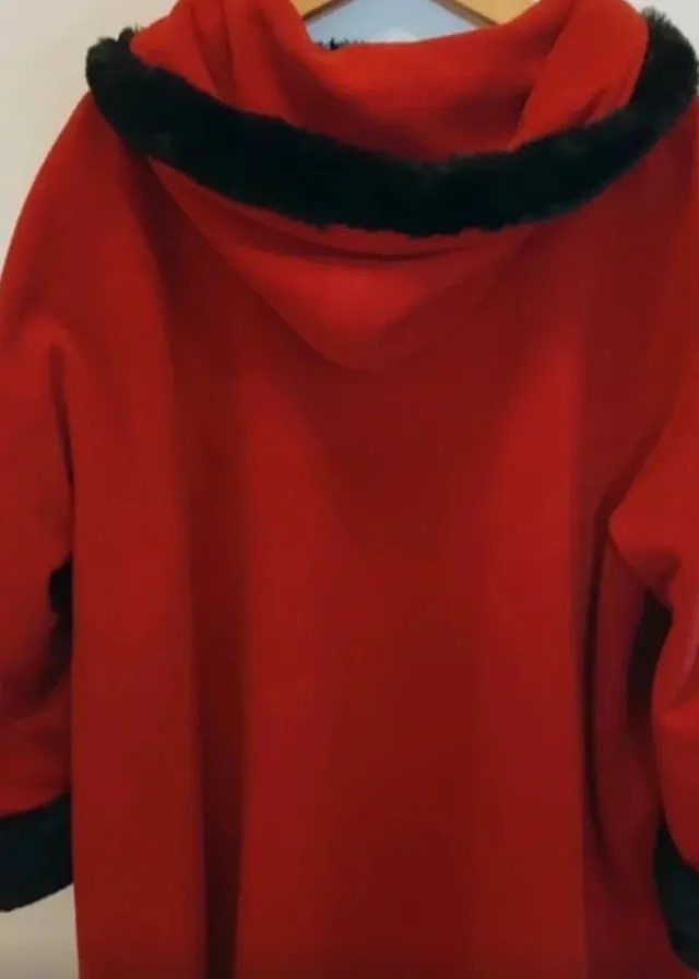 Abrigo capa rojo con capucha