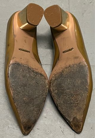 Zapatos de charol nude con tacón dorado