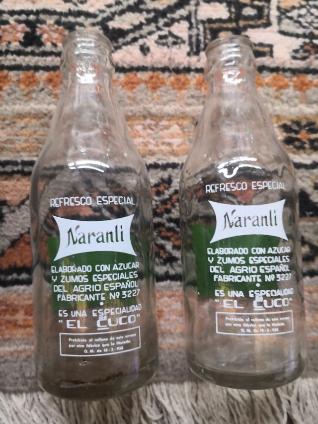 Duas velhas garrafas de refrigerante Naranli