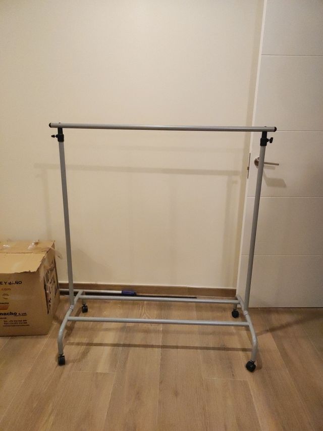 Perchero metálico gris - con ruedas