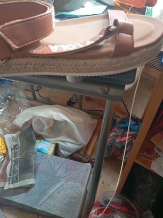 Sandalias planas marrones