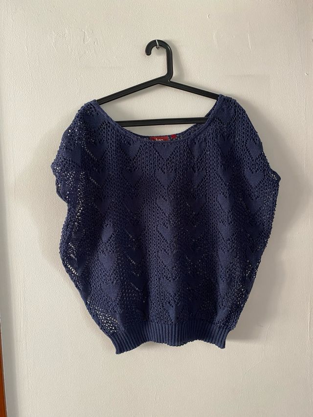 Blusa de crochet azul marino elegancia y comodidad