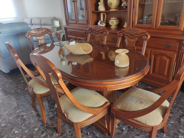 Mesas y sillas de madera