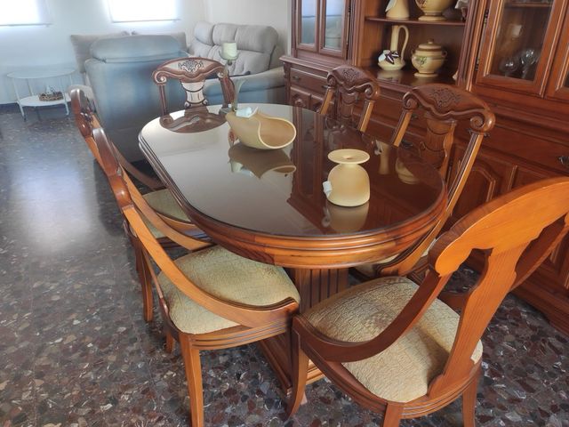 Mesas y sillas de madera