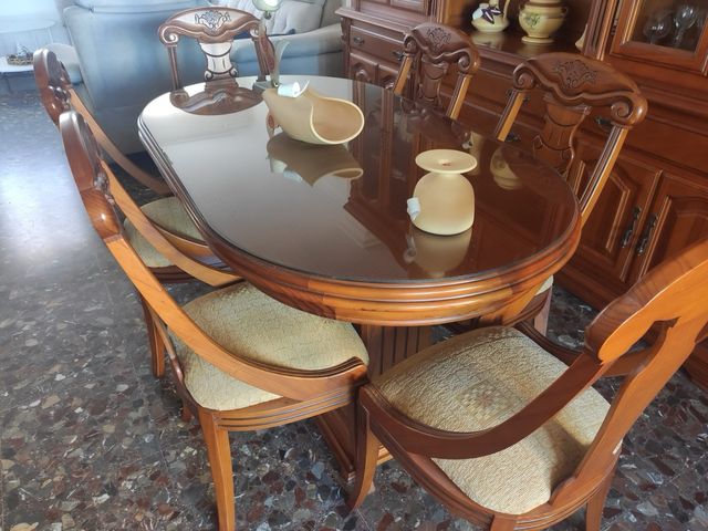 Mesas y sillas de madera