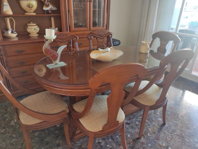 Mesas y sillas de madera