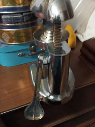 Exprimidor manual metálico, de su epoca. Vintage