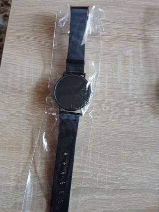 Reloj negro minimalista