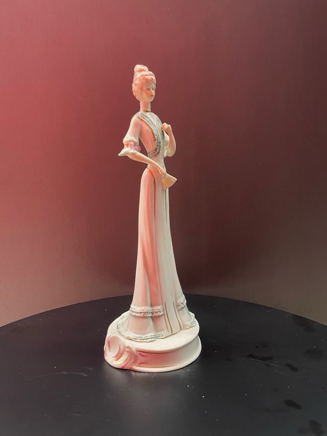 Figura femenina en porcelana Galo’s