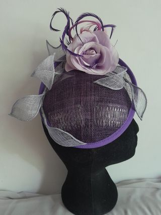 Tocado/sombrero de sinamay violeta boda, fiesta