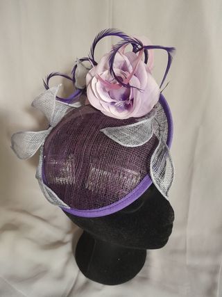 Tocado/sombrero de sinamay violeta boda, fiesta