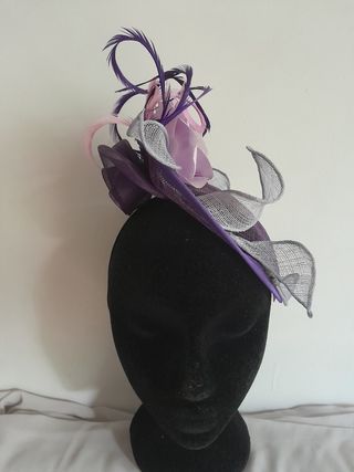 Tocado/sombrero de sinamay violeta boda, fiesta