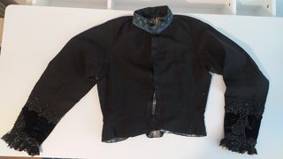 Jubón o chambra negro antiguo