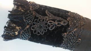 Jubón o chambra negro antiguo