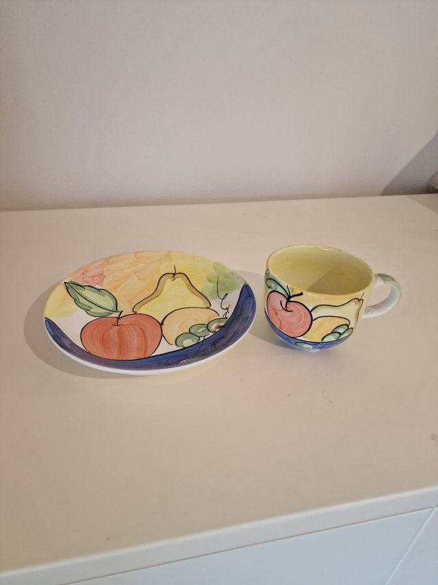 Tazza e piatto con disegni