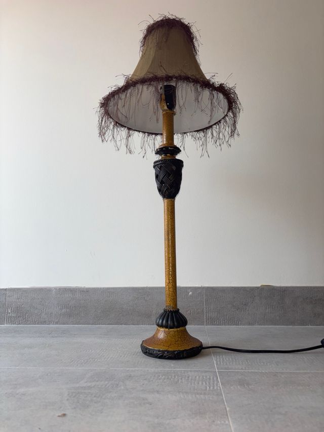 Lampara de mesa dorada y marrón