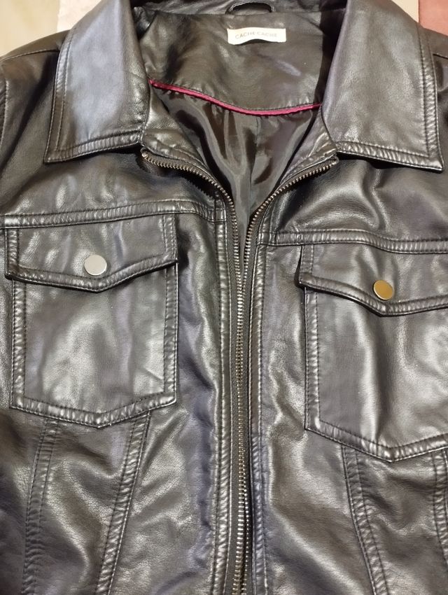 Cazadora sintética negra.