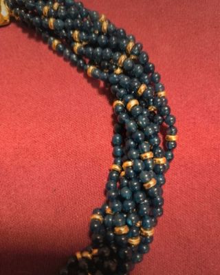 Gargantilla Azul Marino 
Broche bañado en oro 