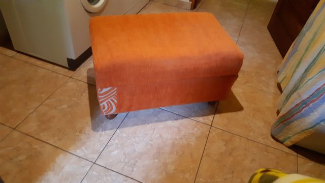 Taburete largo en color naranja.