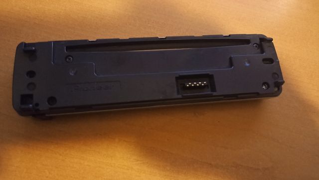 Radio Carátula Pioneer DEH-1500R si traduce in Radio Frontale Pioneer DEH-1500R