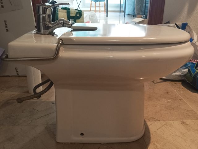 Bidé blanco con grifo