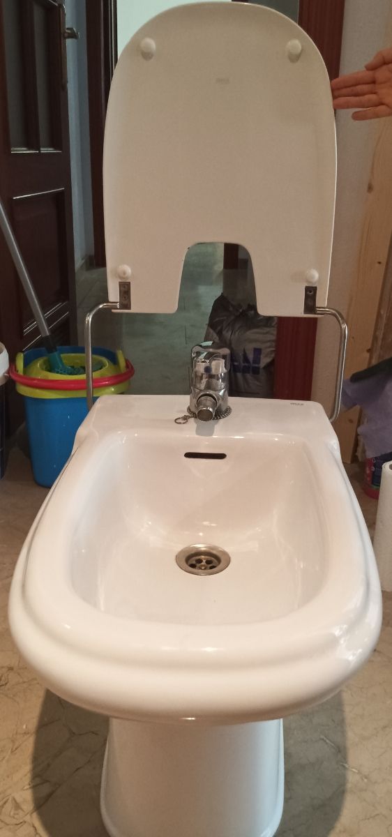 Bidé blanco con grifo