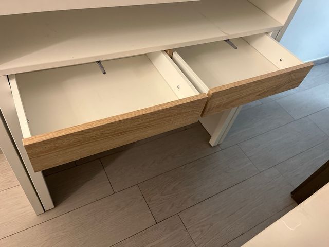 Escritorio blanco con cajones