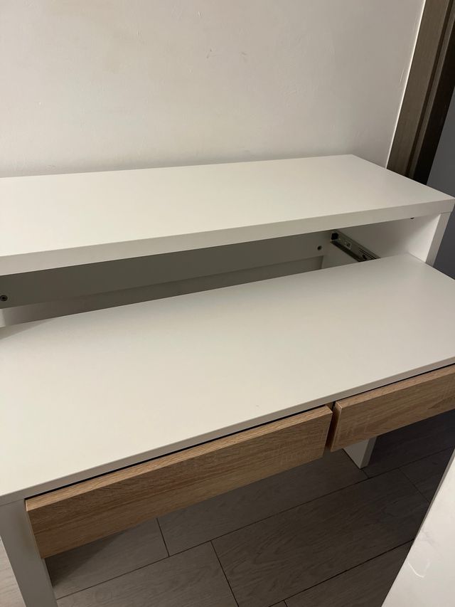 Escritorio blanco con cajones